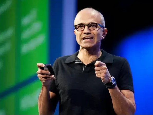 Natya Nadella và chiếc Breitling 