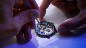 Tại sao cơ chế chống sốc lại đặc biệt quan trọng với đồng hồ đeo tay ?