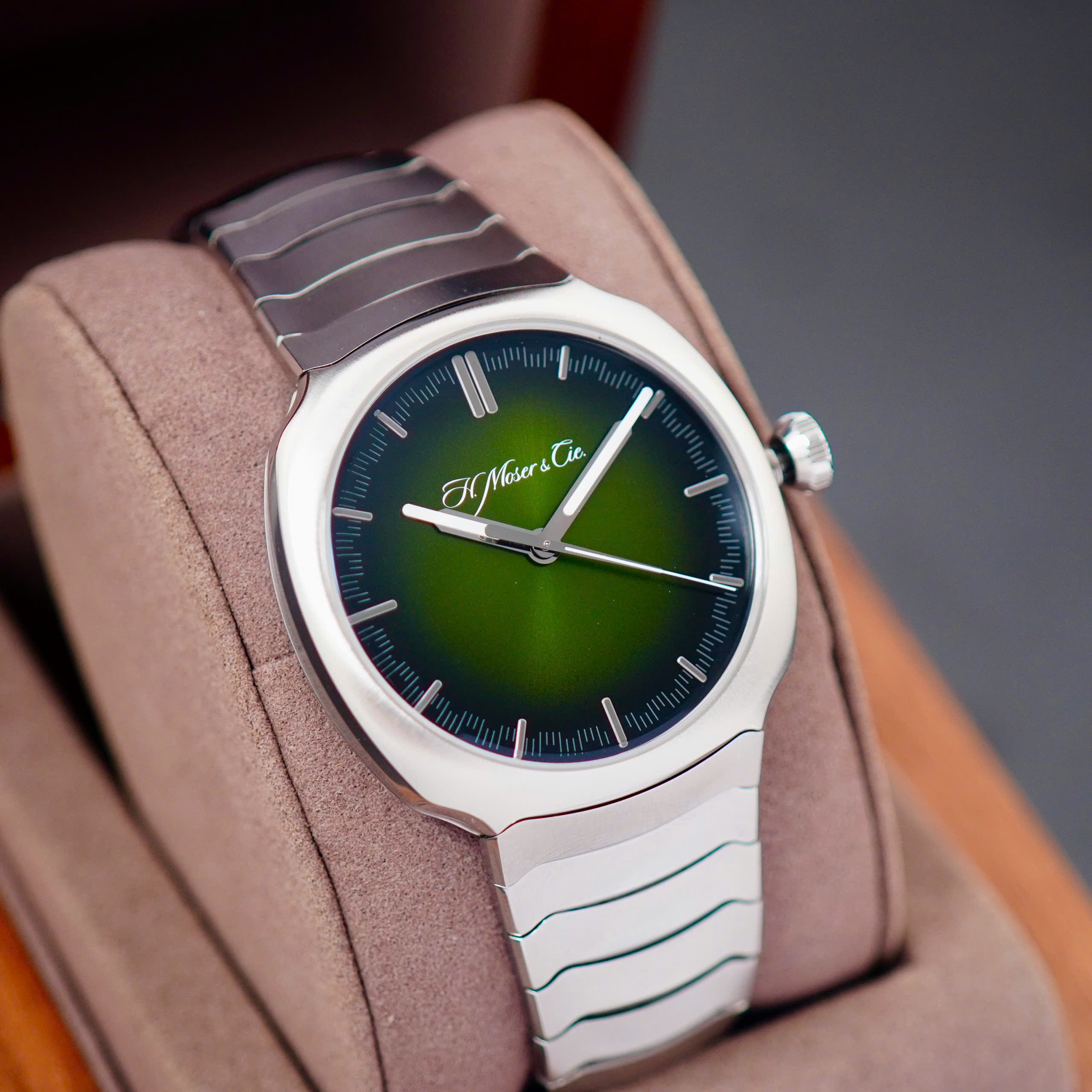H. Moser & Cie Streamliner Centre Second Matrix Green Fume 40mm 6200-1200 H. Moser & Cie Streamliner Centre Second Matrix Green Fume 40mm 6200-1200
